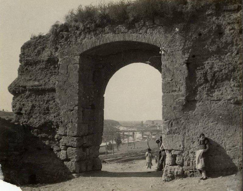 480550_233266680123097_1109307240_n